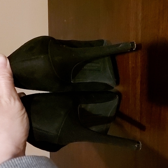 Black Pointed Toe Heels - Picture 3 of 5